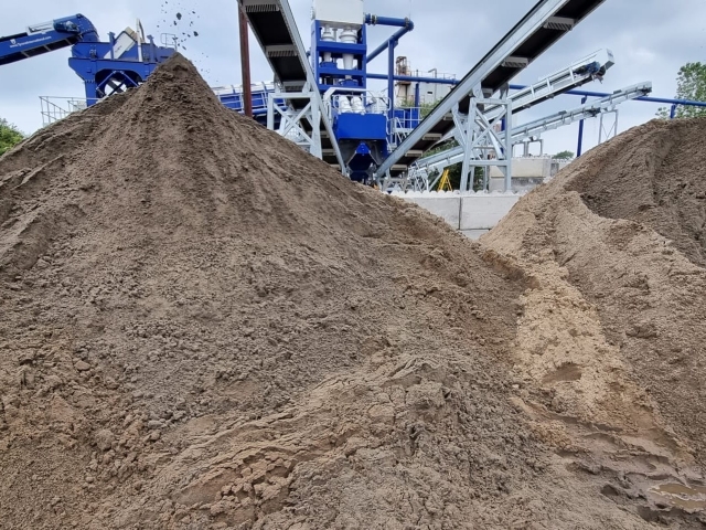 Slurry washing systems for washed aggregates.